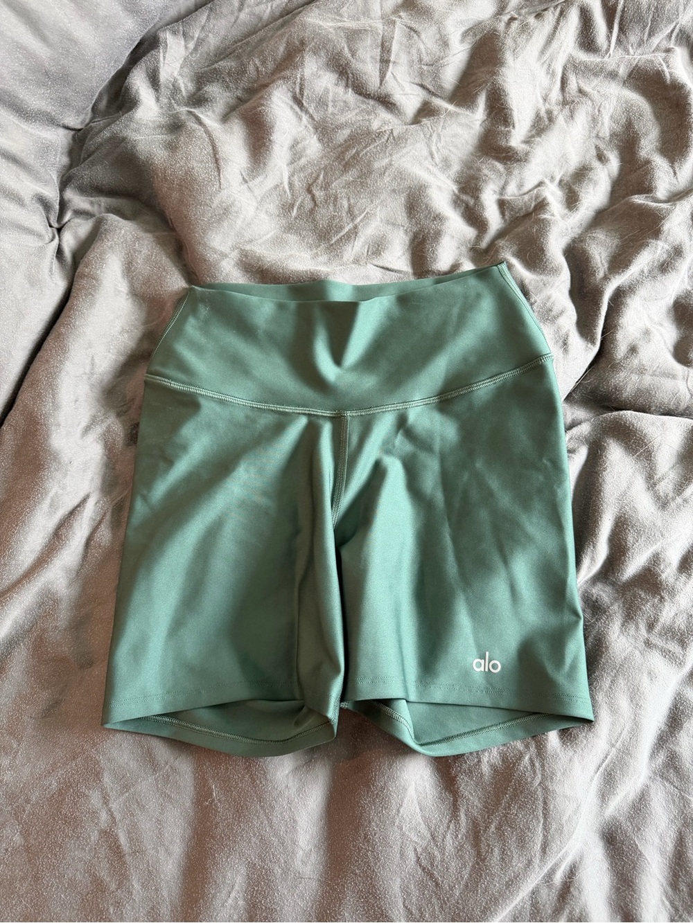 ALO Yoga airlift 5in clover green energy shorts